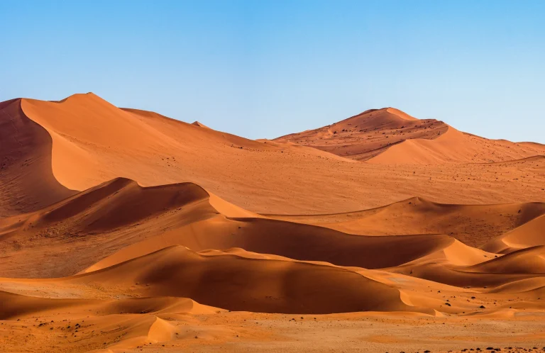 paisaje-hermoso-de-la-duna-de-arena-anaranjada-arena-anaranjada-en-el-desierto-de-namib-en-el-parque-nacional-de-namib-naukluft-sossusvlei-en-namibia